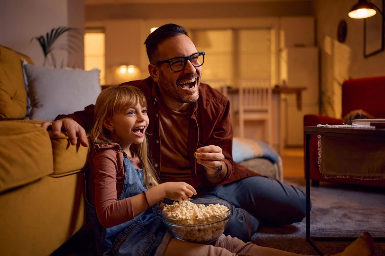 Famille profitant d'un bon film par le fournisseur diablo